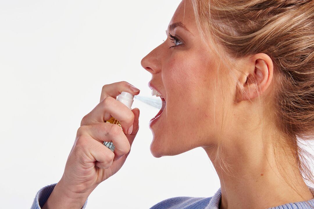 With an irresistible desire, spray spray into the oral cavity